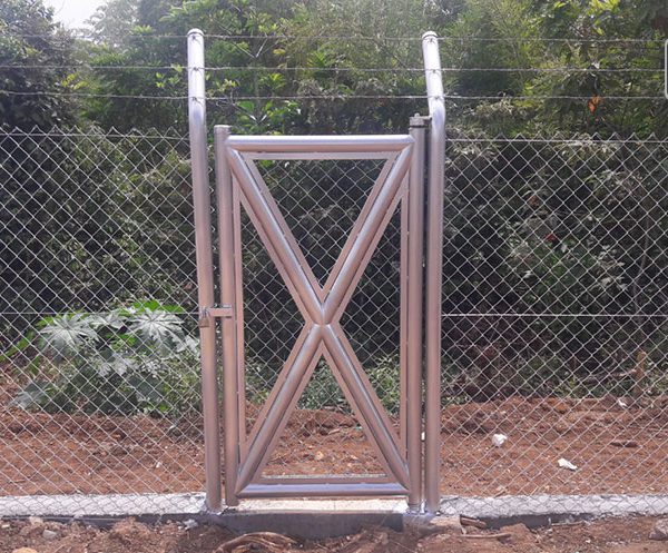 Puerta malla seguridad